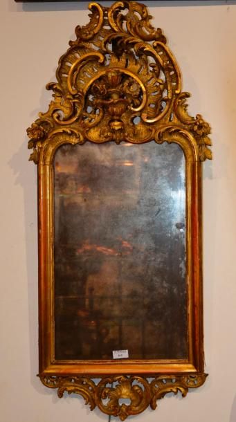 null Miroir en bois doré à fronton coquille et vase fleuri 

Italie, XIXe siècle...