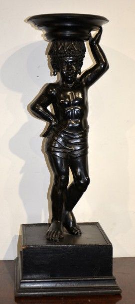 null Sellette en bois noirci sculpté, figurant un nubien. 

XIXe siècle 

H. 91c...