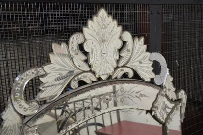 null Grand miroir vénitien à parecloses en verre gravé

XIXe siècle

H. 165 cm L....
