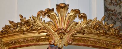 null Glace en bois sculpté et doré, beau fronton en stuc à coquille

XIXe siècle

H:186cm...