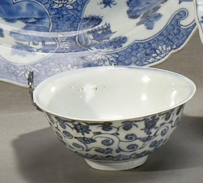 null CHINE, XVIIe siècle 

Bol en porcelaine blanc bleu à décor de fleurs et de feuillages...