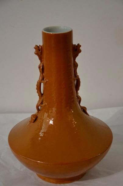 null CHINE, Canton - XIXe siècle

Vase bouteille en porcelaine émaillée crème capucin....