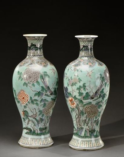 null CHINE - Fin du XIXe siècle

Paire de grands vases balustres à col étroit en...