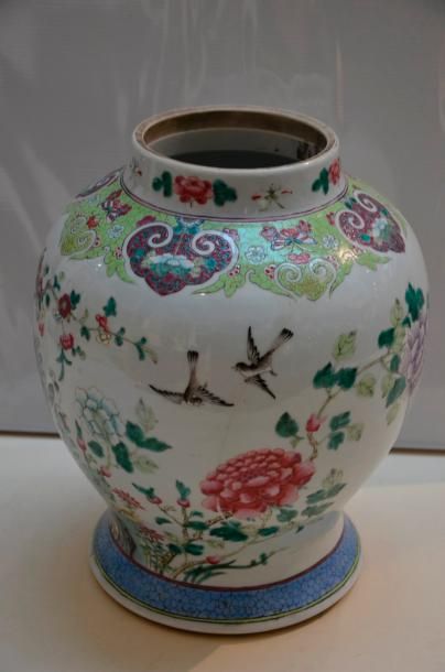 null CHINE - XIXe siècle

Potiche en porcelaine à décor en émaux polychromes d'oiseaux,...