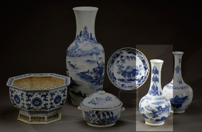 null CHINE - XIXe siècle, dans le style Transition

Vase bouteille en porcelaine...