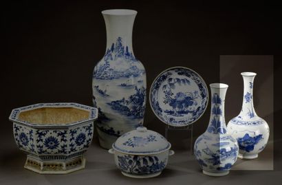 null CHINE - XIXe siècle, dans le style Transition

Vase bouteille en porcelaine...