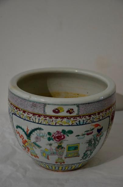 null CHINE - XIXe siècle

Cache pot en céramique polychrome 

H. 26 cm D. 31 cm