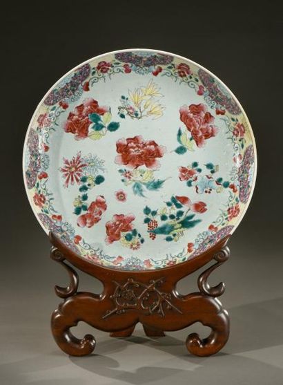 null CHINE - XIXe siècle
Grande coupe en porcelaine décorée en émaux polychromes...