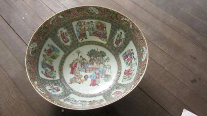 null CHINE, Canton - XIXe siècle

Grande coupe en porcelaine à décor en émaux polychromes...