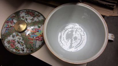 null CHINE, Canton - XIXe siècle

Bol couvert à une anse en porcelaine à décor polychrome...