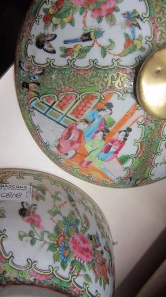 null CHINE, Canton - XIXe siècle

Bol couvert à une anse en porcelaine à décor polychrome...