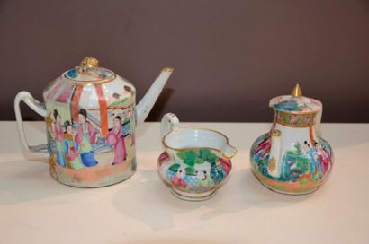null CHINE, Canton - XIXe siècle

Trois verseuses en porcelaine à décor en émaux...