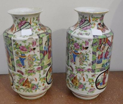 null CANTON - XIXe siècle 

Paire de vases en porcelaine de Canton

H. 22,5 cm 

Accidents...