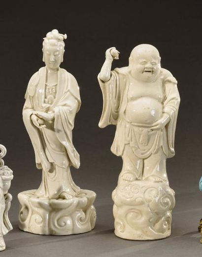 null CHINE - Début du XXe siècle

Deux statuettes en porcelaine émaillée blanc de...