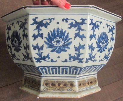 null CHINE - XIXe siècle

Vasque à pans en porcelaine à décor en bleu sous couverte...
