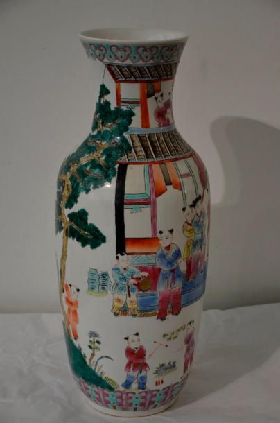 null CHINE - début du XXe siècle

Vase balustre en porcelaine polychrome à décor...