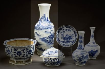 null CHINE 

Important vase balustre en porcelaine à col évasé à décor tournant en...