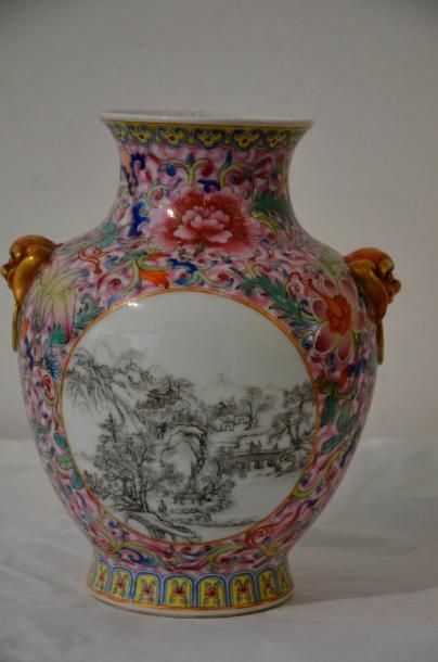 null CHINE

Vase en porcelaine à panse sphérique à col évasé, à deux anses en relief...