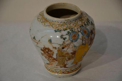 null JAPON, XIXe siècle

Pot balustre en porcelaine blanche à décor polychrome et...