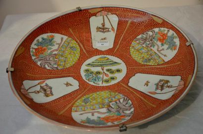 null JAPON - Début XXe siècle

Plat en porcelaine à décor de médaillons sur fond...