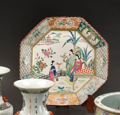 null JAPON - Epoque MEIJI (1868 - 1912)

Plat de forme octogonale en porcelaine décorée...