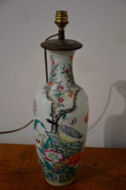 null CHINE - XVIIIe siècle

Vase bouteille en porcelaine à décor en émaux de la famille...