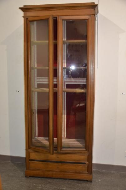 null Bibliothèque en noyer

Deux portes vitrées

XIXe siècle

H. 210 cm L. 92 cm...