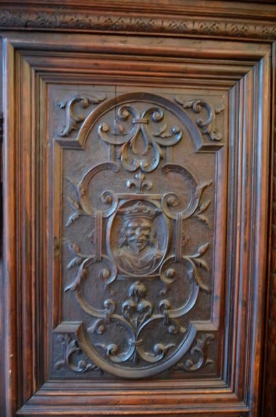 null Importante armoire en bois sculpté

Les deux portes à décor d'un roi, d'une...