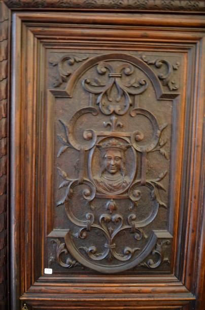 null Importante armoire en bois sculpté

Les deux portes à décor d'un roi, d'une...