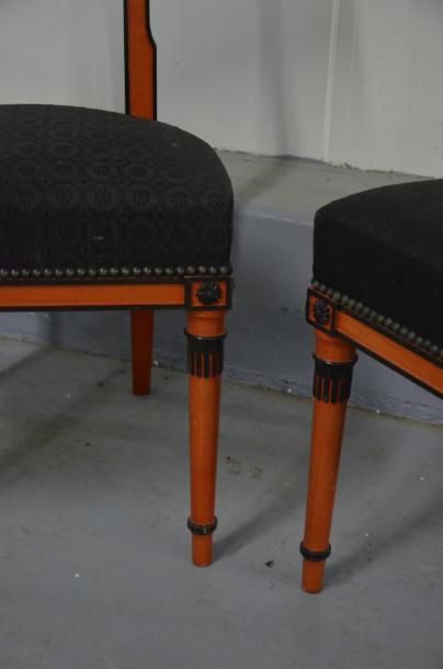 null Paire de chaises laquées orange rechampies noir. Dossier bandeau. Pieds antérieurs...