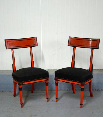 null Paire de chaises laquées orange rechampies noir. Dossier bandeau. Pieds antérieurs...