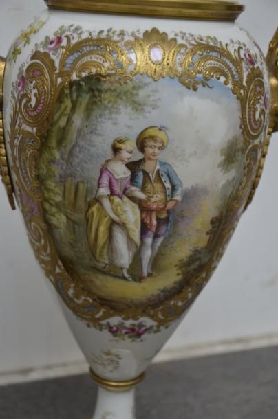 null Paire d'importants vases couverts en porcelaine à décor de paysages et couples...
