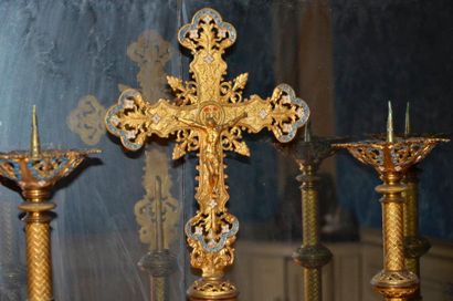 null X Garniture d'autel en laiton doré et en partie émaillé composé d'un Christ...