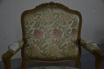 null Paire de fauteuils en hêtre naturel. Dossier plat et ceinture sculptés de fleurettes....