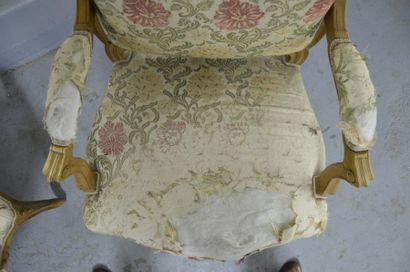 null Paire de fauteuils en hêtre naturel. Dossier plat et ceinture sculptés de fleurettes....