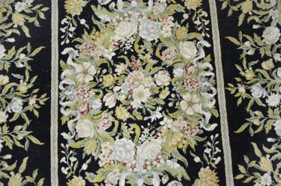 null Tapis en laine à décor de vases et de fleurs sur fond noir. Chine. 408 x 314...