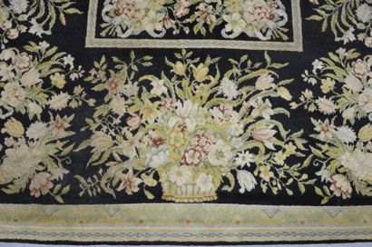 null Tapis en laine à décor de vases et de fleurs sur fond noir. Chine. 408 x 314...
