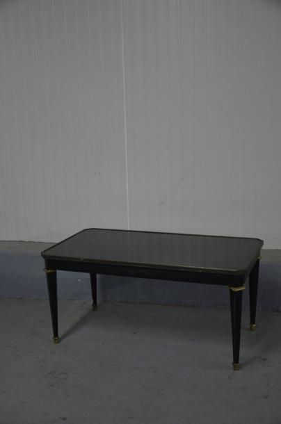 null Maison JANSEN 

Table basse de forme rectangulaire en bois laqué noir, reposant...