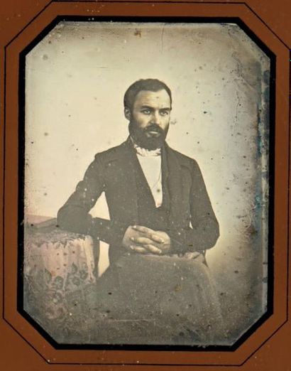 null Daguerréotype, vers 1840
Beau portrait d'un homme barbu assis, dans des tonalités...