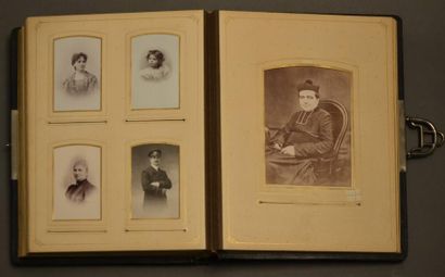 null Portrait de famille, 1870-1900
Bel album de 87 épreuves dont 80 cartes de visites...