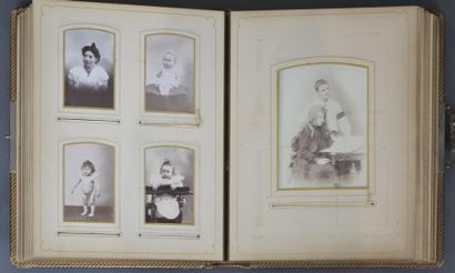 null Portrait de famille, 1880-1900
Intéressant album de portrait de famille, 1880-1900,...