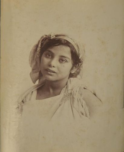 null Afrique du Nord, vers 1880
Portraits de jeunes filles
Réunion de deux tirages...