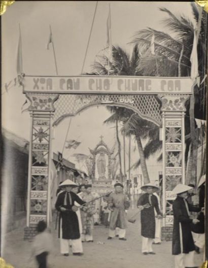 null Indochine, 1950
Album contenant 15 tirages argentiques sur des fêtes religieuses:...