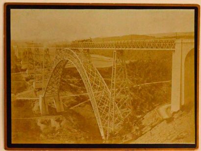 null Train à vapeur sur le viaduc de Garabit, vers 1885
Tirage albuminé monté sur...