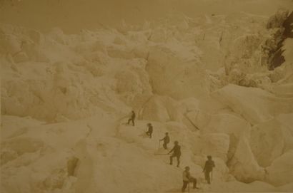 null Les Glaciers du Mont-Blanc, 1880-1890
Ensemble de 3 épreuves, vers 1890, montées...
