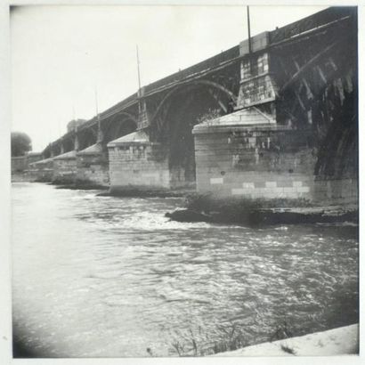 null Le Vieux Pont de la Guillotière, vers 1940
Tirage argentique, vue en contre-plongée...