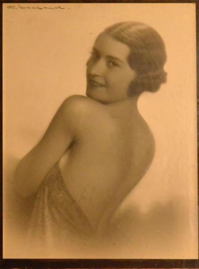 null Élégance Art-déco 1925
Portrait d'une jeune fille au dos nu et à la coupe garçonne...