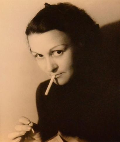 Camille BONDY (1910-2006) Portrait d'une jeune femme a la cigarette
Tirage argentique,...