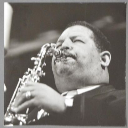 Jean-Pierre Leloir (1931-2010) Benny Carter (1907-2003) au saxophone
Tirage argentique,...