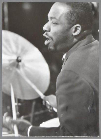 Jean-Pierre Leloir (1931-2010) Kenny Clarke (1914-1985) à la batterie
Tirage argentique,...